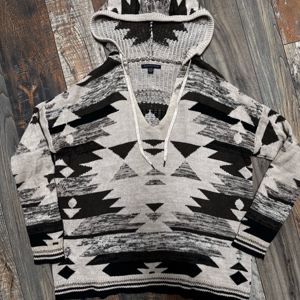American Eagle Outfitters V-Neck Sweater in Black and Gray